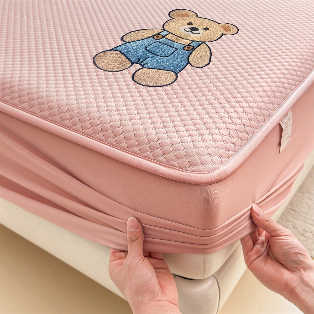 91家纺网 家纺一手货源 找家纺 雯豆家纺 2026新款夏季绣花三明治凉豆豆压花床笠三件套加厚床罩床垫保护套 背带熊床笠款-蜜桃粉