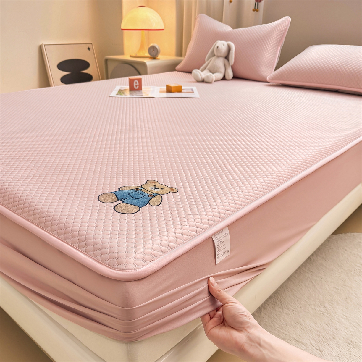 91家纺网 家纺一手货源 找家纺 雯豆家纺 2026新款夏季绣花三明治凉豆豆压花床笠三件套加厚床罩床垫保护套 背带熊床笠款-蜜桃粉