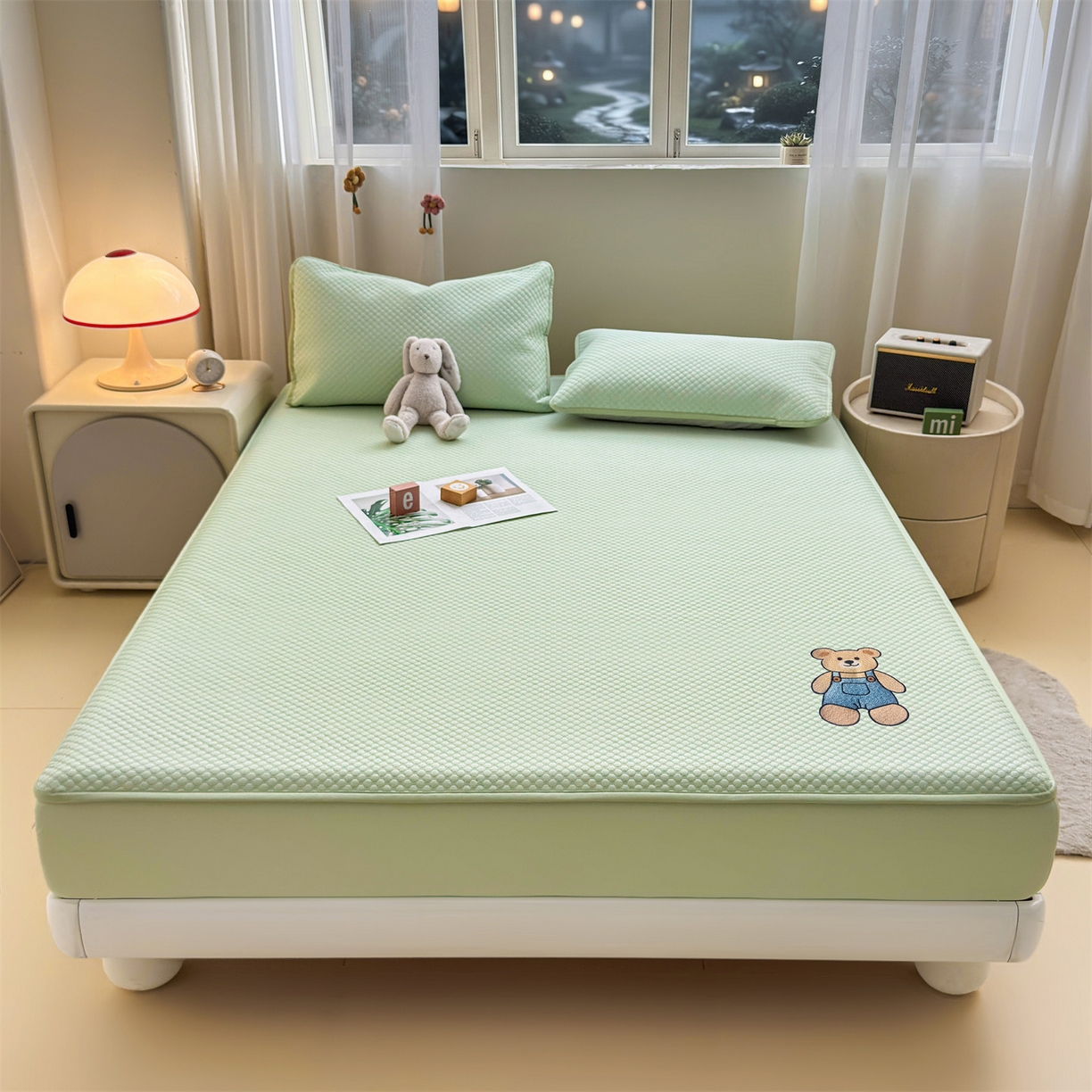 91家纺网 家纺一手货源 找家纺 雯豆家纺 2026新款夏季绣花三明治凉豆豆压花床笠三件套加厚床罩床垫保护套 背带熊床笠款-苹果绿