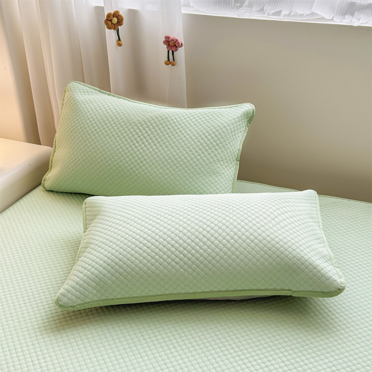 91家纺网 家纺一手货源 找家纺 雯豆家纺 2026新款夏季绣花三明治凉豆豆压花床笠三件套加厚床罩床垫保护套 背带熊床笠款-苹果绿