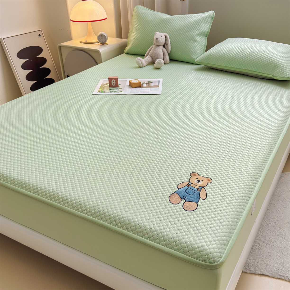 91家纺网 家纺一手货源 找家纺 雯豆家纺 2026新款夏季绣花三明治凉豆豆压花床笠三件套加厚床罩床垫保护套 背带熊床笠款-苹果绿