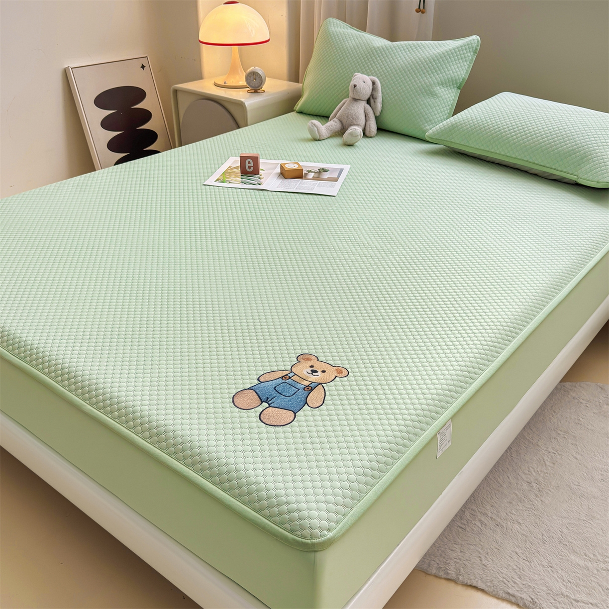 91家纺网 家纺一手货源 找家纺 雯豆家纺 2026新款夏季绣花三明治凉豆豆压花床笠三件套加厚床罩床垫保护套 背带熊床笠款-苹果绿