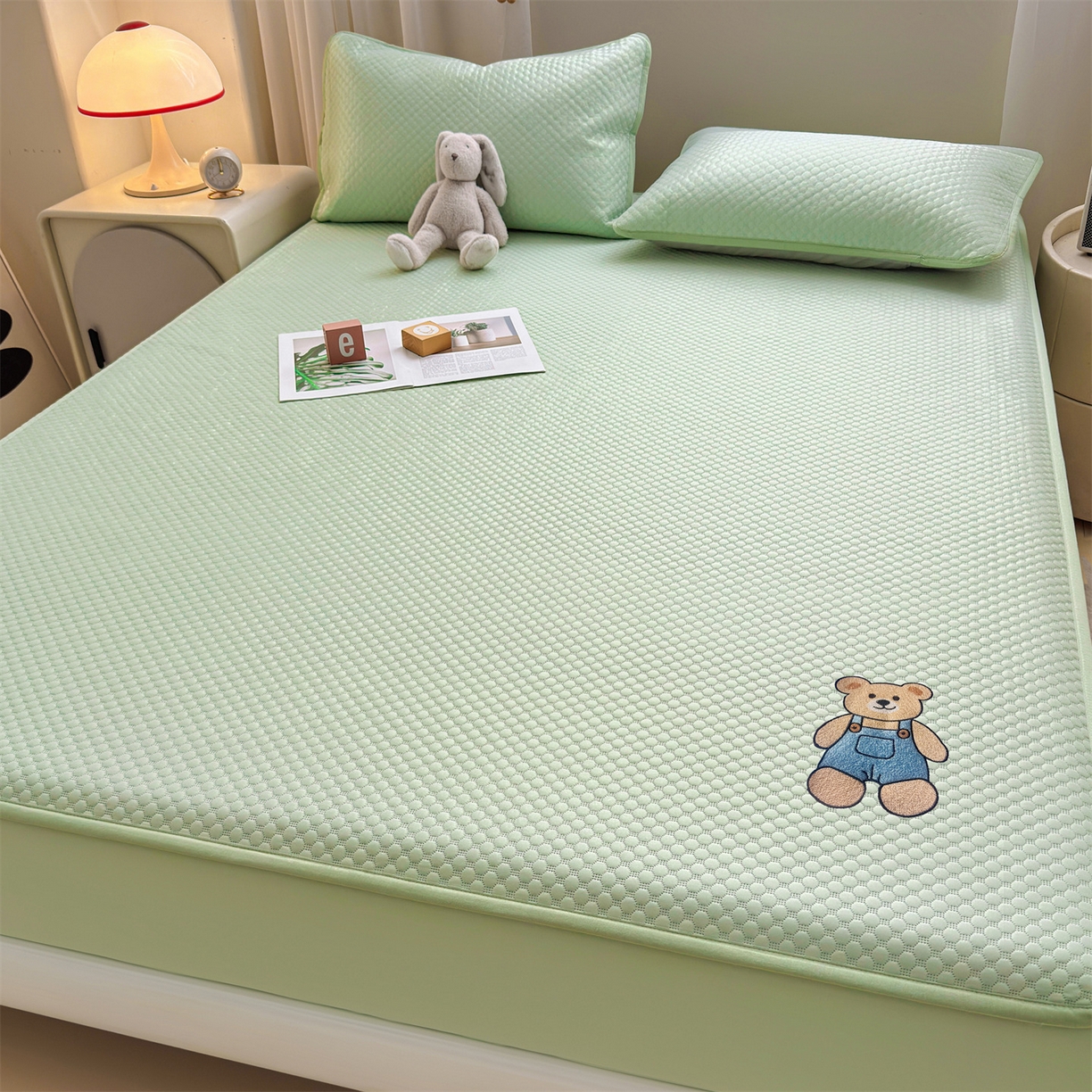 91家纺网 家纺一手货源 找家纺 雯豆家纺 2026新款夏季绣花三明治凉豆豆压花床笠三件套加厚床罩床垫保护套 背带熊床笠款-苹果绿