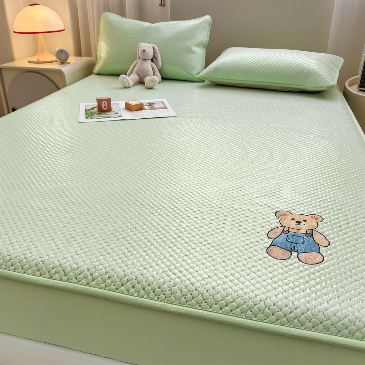 91家纺网 家纺一手货源 找家纺 雯豆家纺 2026新款夏季绣花三明治凉豆豆压花床笠三件套加厚床罩床垫保护套 背带熊床笠款-苹果绿