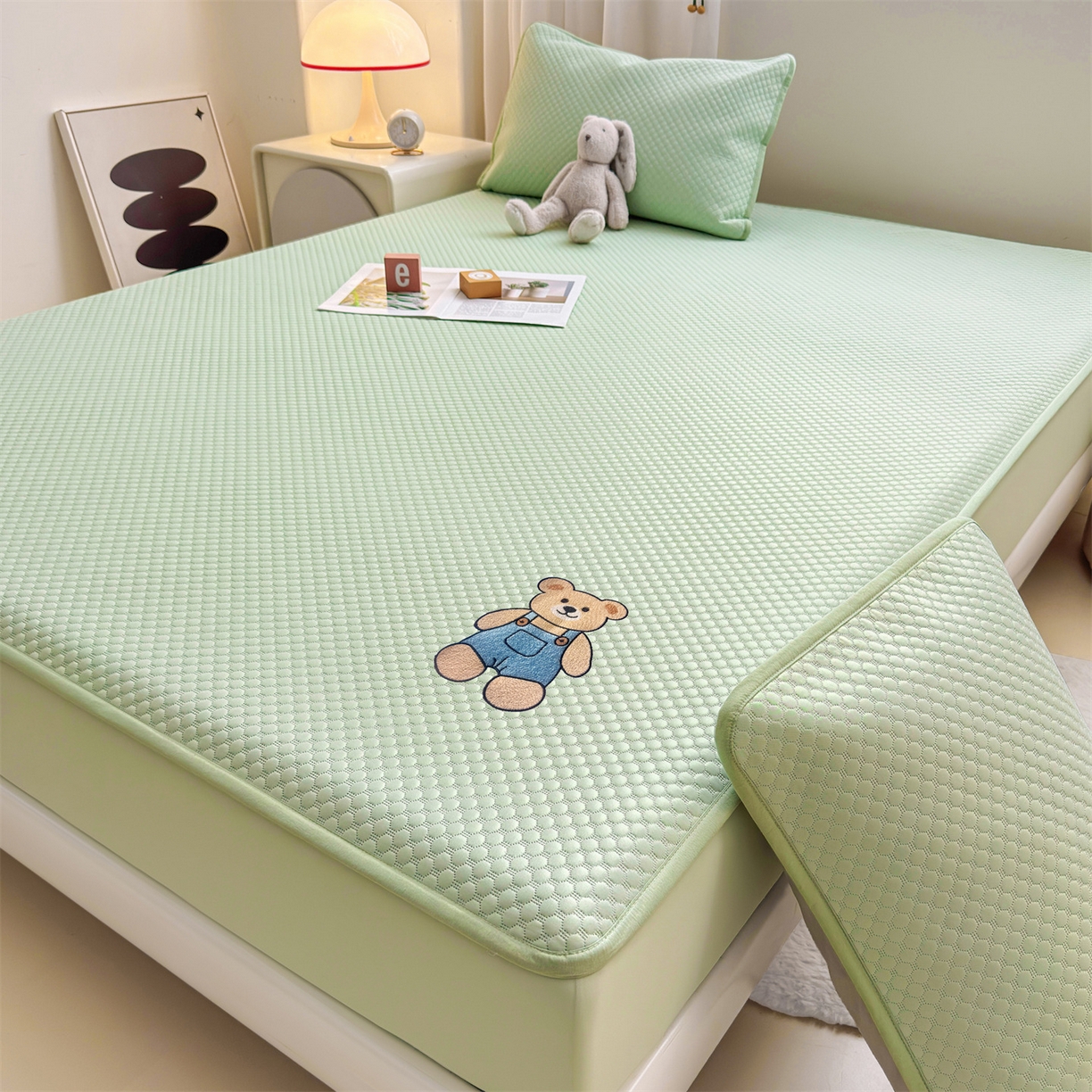 91家纺网 家纺一手货源 找家纺 雯豆家纺 2026新款夏季绣花三明治凉豆豆压花床笠三件套加厚床罩床垫保护套 背带熊床笠款-苹果绿