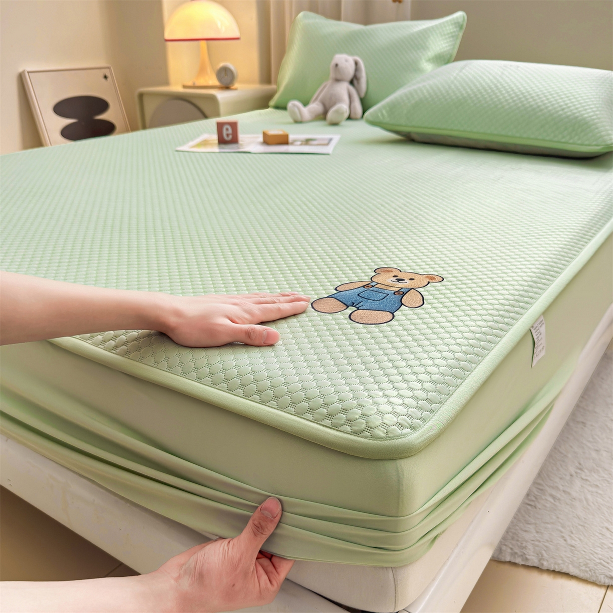 91家纺网 家纺一手货源 找家纺 雯豆家纺 2026新款夏季绣花三明治凉豆豆压花床笠三件套加厚床罩床垫保护套 背带熊床笠款-苹果绿