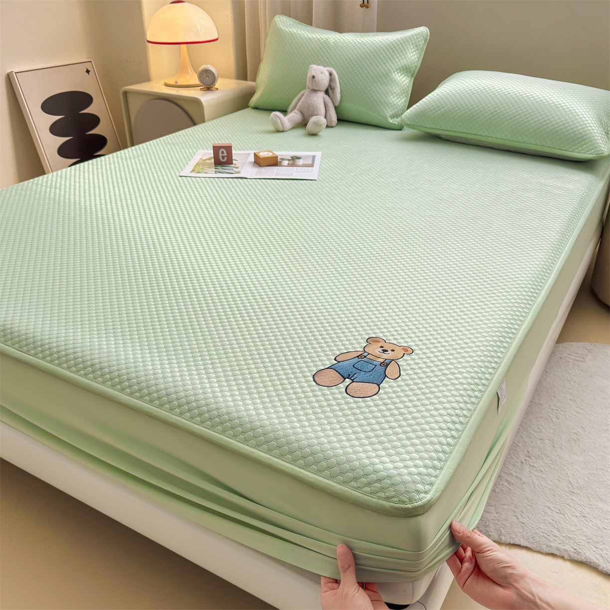 91家纺网 家纺一手货源 找家纺 雯豆家纺 2026新款夏季绣花三明治凉豆豆压花床笠三件套加厚床罩床垫保护套 背带熊床笠款-苹果绿