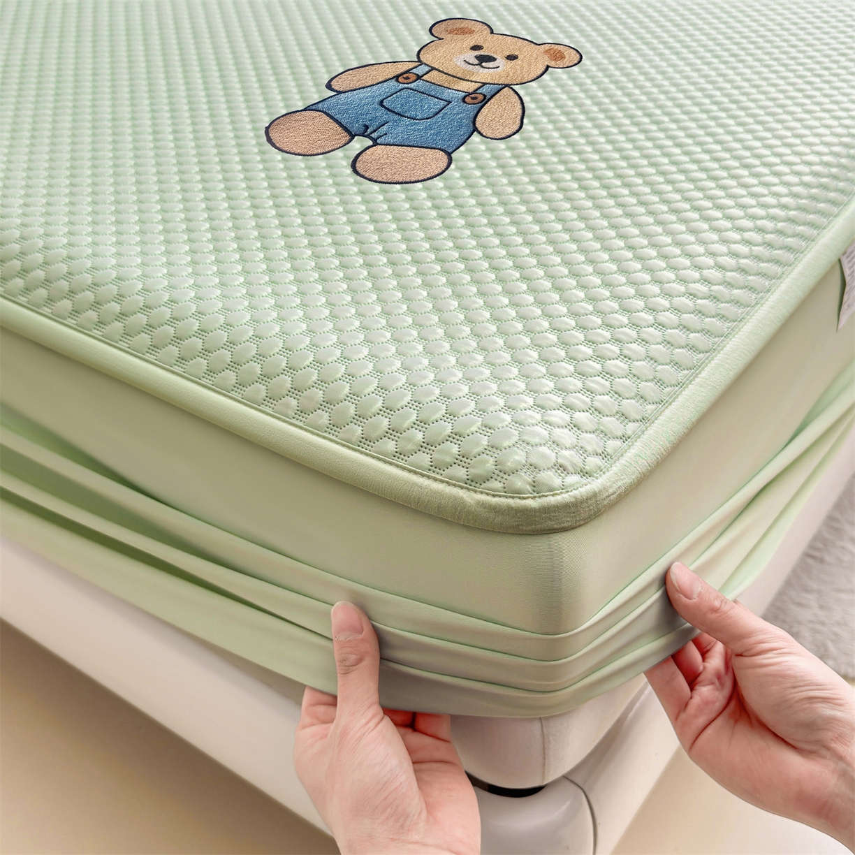 91家纺网 家纺一手货源 找家纺 雯豆家纺 2026新款夏季绣花三明治凉豆豆压花床笠三件套加厚床罩床垫保护套 背带熊床笠款-苹果绿