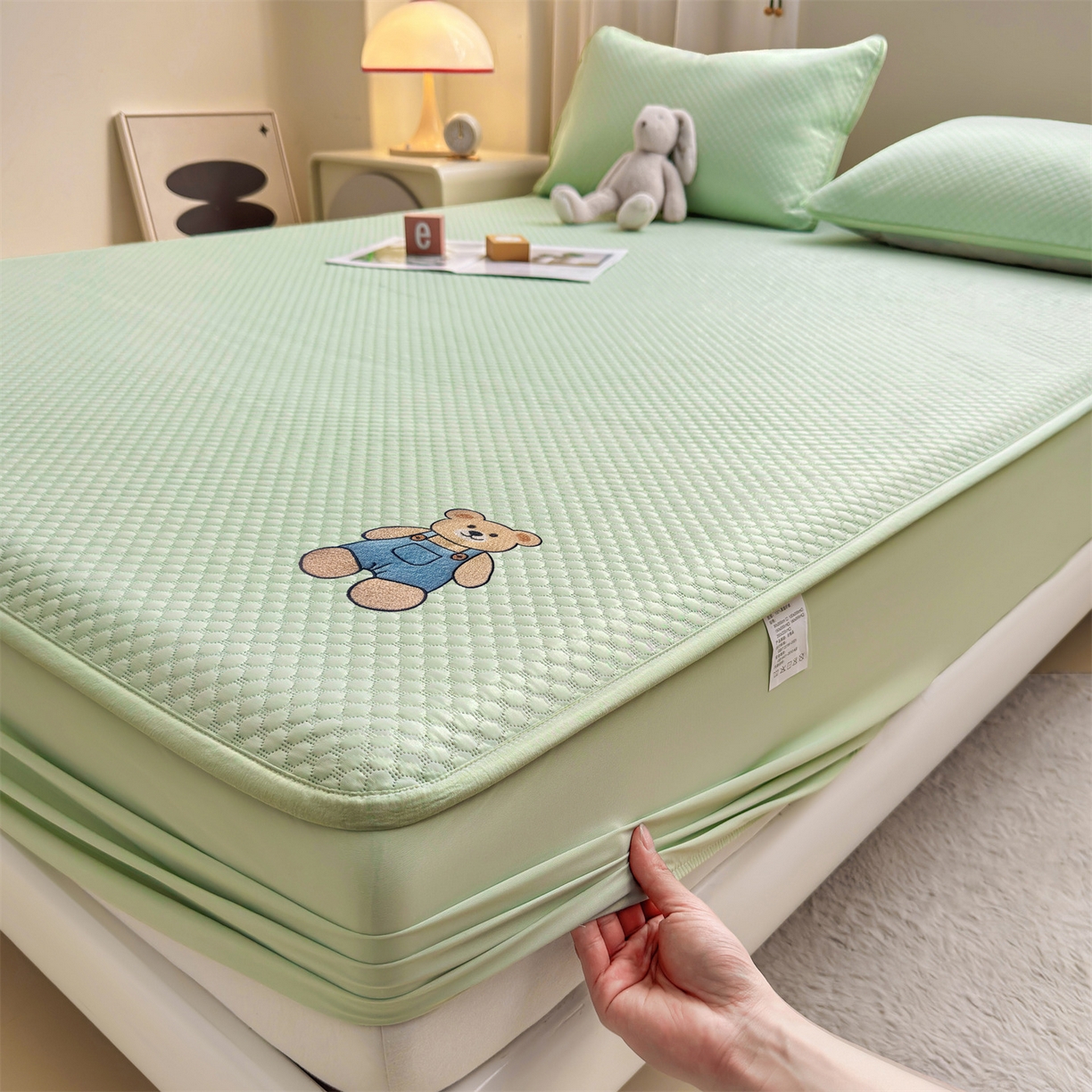 91家纺网 家纺一手货源 找家纺 雯豆家纺 2026新款夏季绣花三明治凉豆豆压花床笠三件套加厚床罩床垫保护套 背带熊床笠款-苹果绿