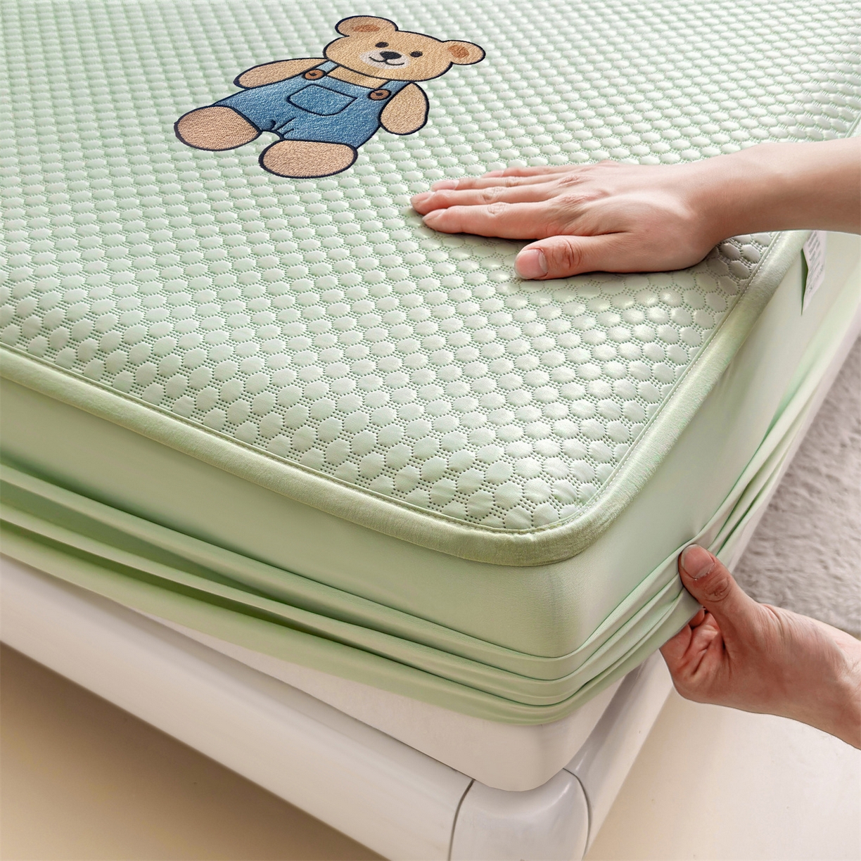 91家纺网 家纺一手货源 找家纺 雯豆家纺 2026新款夏季绣花三明治凉豆豆压花床笠三件套加厚床罩床垫保护套 背带熊床笠款-苹果绿