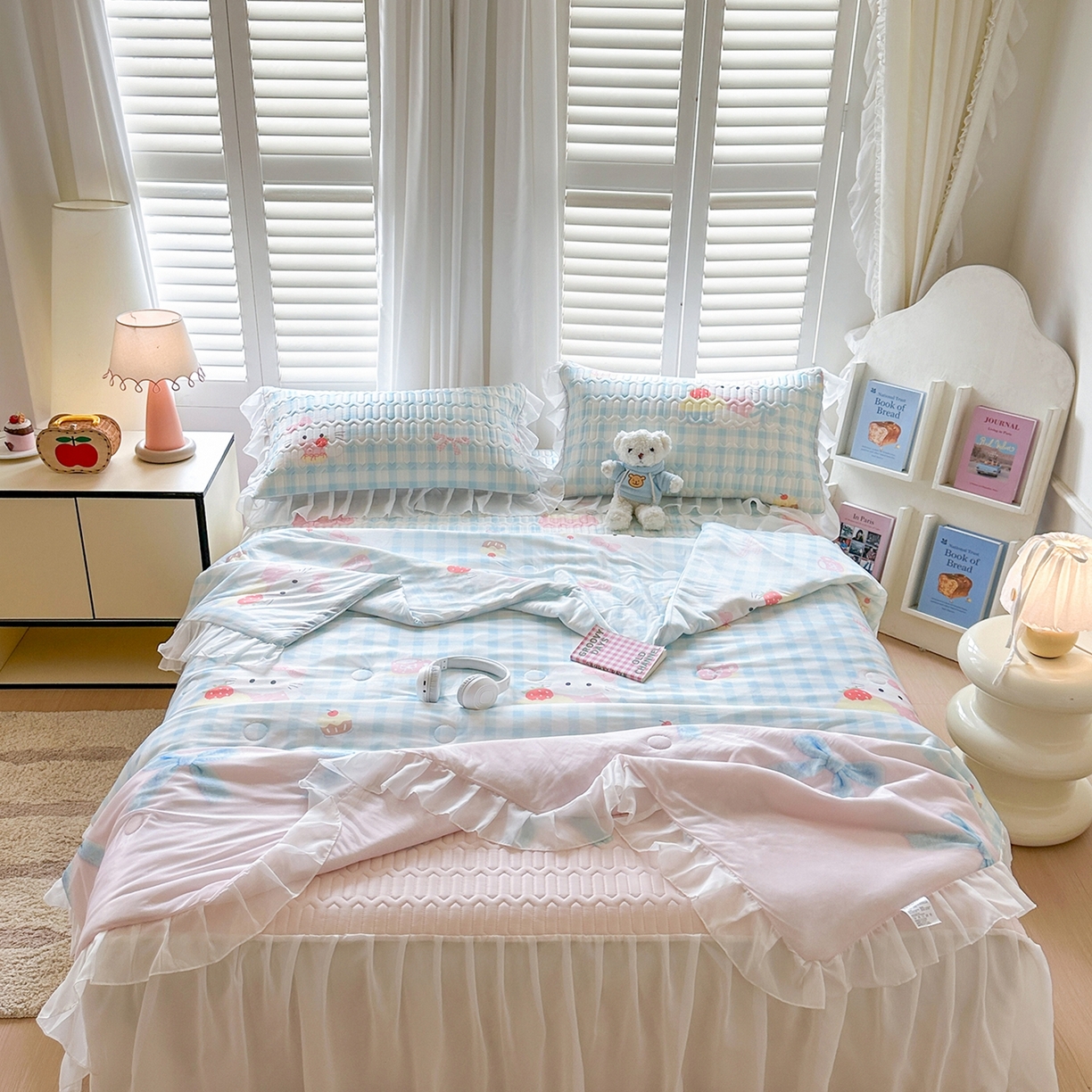 91家纺网 家纺一手货源 找家纺 慕澄2026新款小版印花床裙款乳胶凉席凉感丝夏被四件套 粉蓝乐园