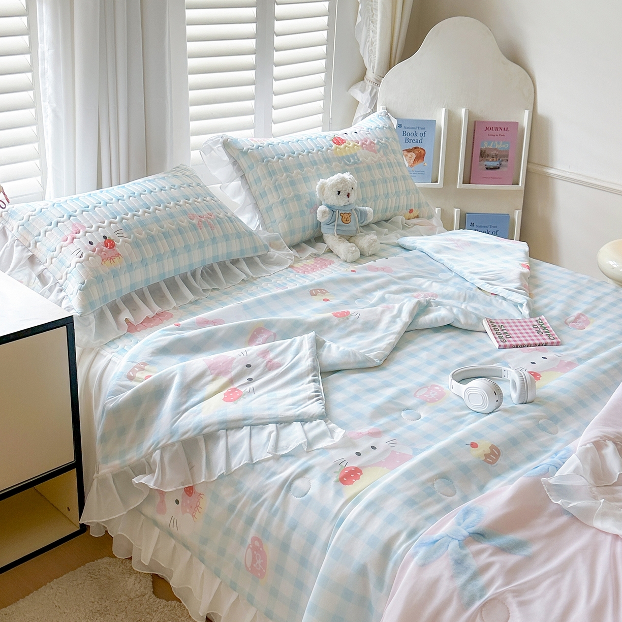 91家纺网 家纺一手货源 找家纺 慕澄2026新款小版印花床裙款乳胶凉席凉感丝夏被四件套 粉蓝乐园