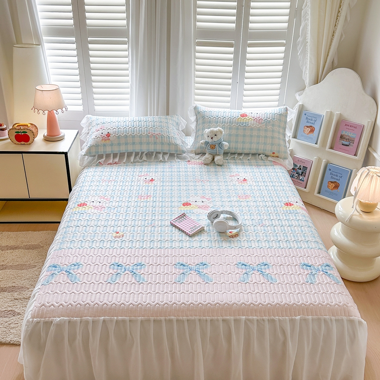 91家纺网 家纺一手货源 找家纺 慕澄2026新款小版印花床裙款乳胶凉席凉感丝夏被四件套 粉蓝乐园