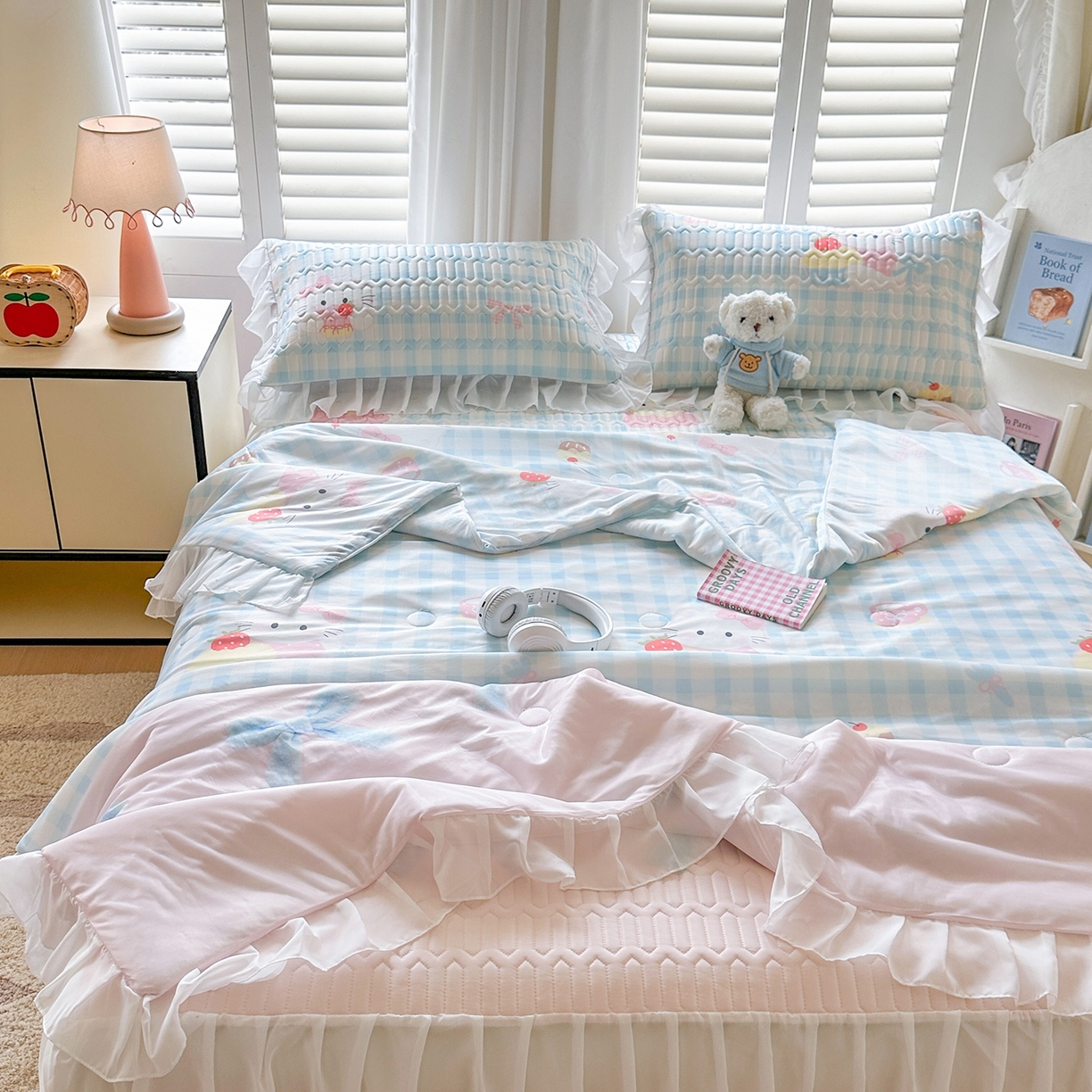 91家纺网 家纺一手货源 找家纺 慕澄2026新款小版印花床裙款乳胶凉席凉感丝夏被四件套 粉蓝乐园