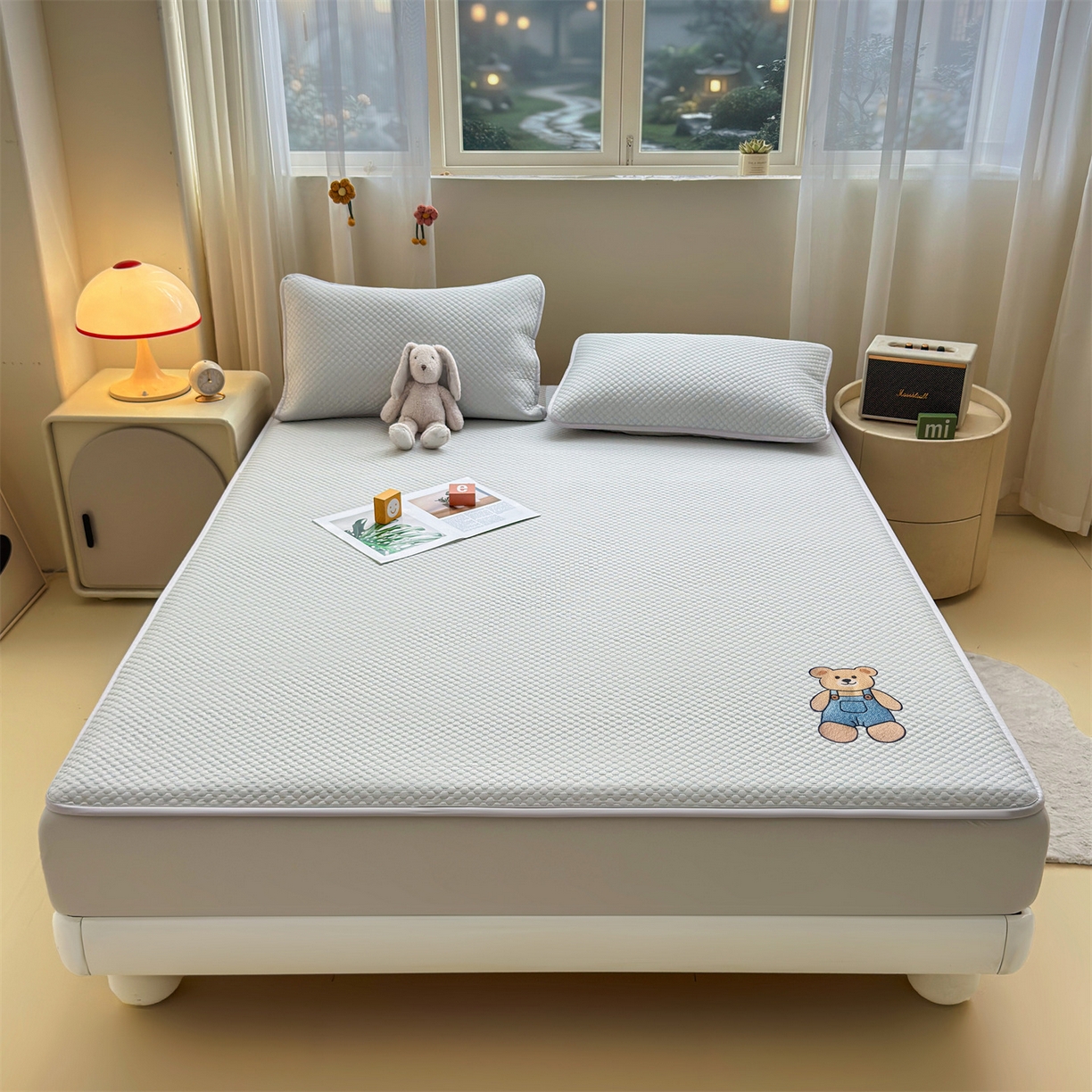 91家纺网 家纺一手货源 找家纺 雯豆家纺 2026新款夏季绣花三明治凉豆豆压花床笠三件套加厚床罩床垫保护套 背带熊床笠款-银灰