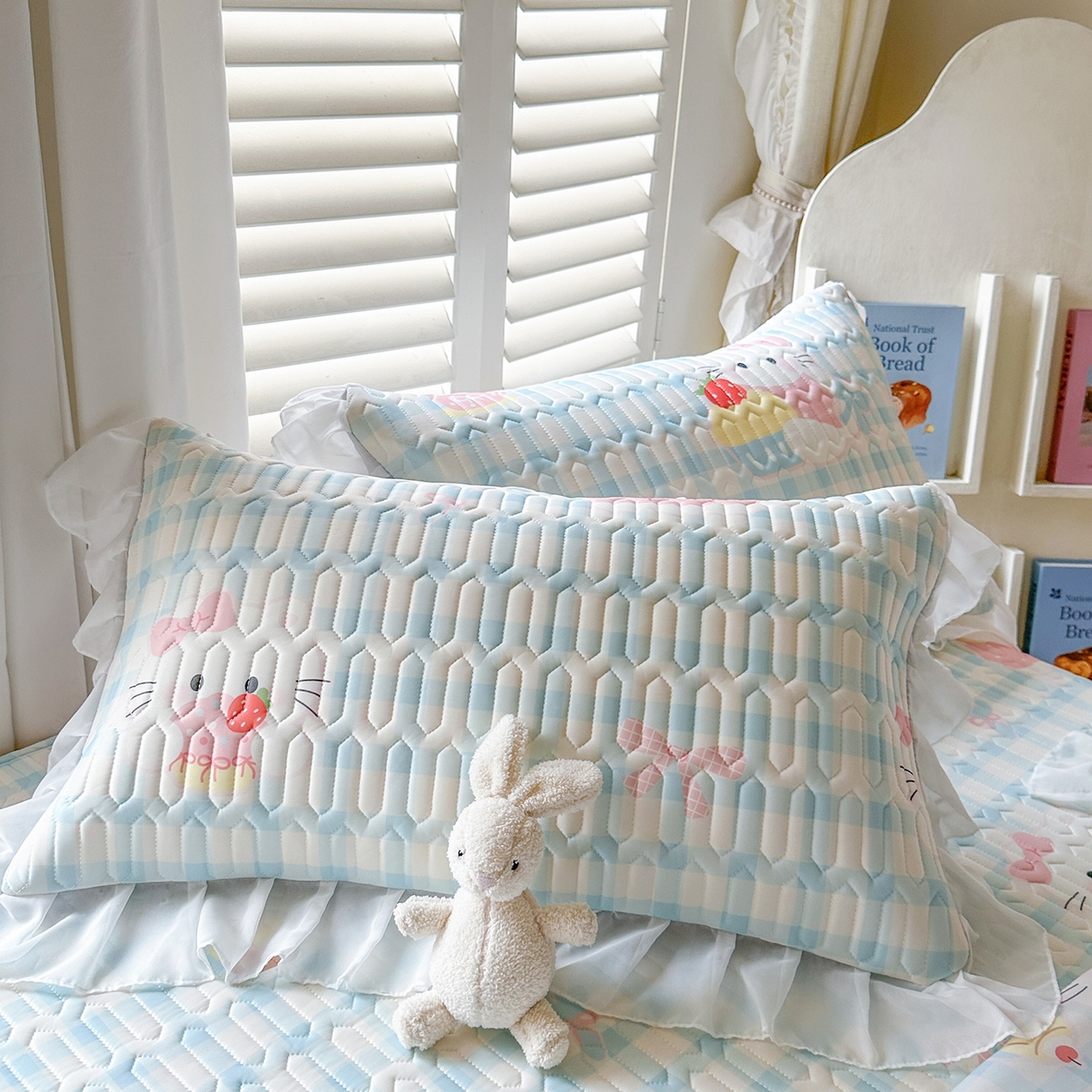 91家纺网 家纺一手货源 找家纺 慕澄2026新款小版印花床裙款乳胶凉席凉感丝夏被四件套 粉蓝乐园