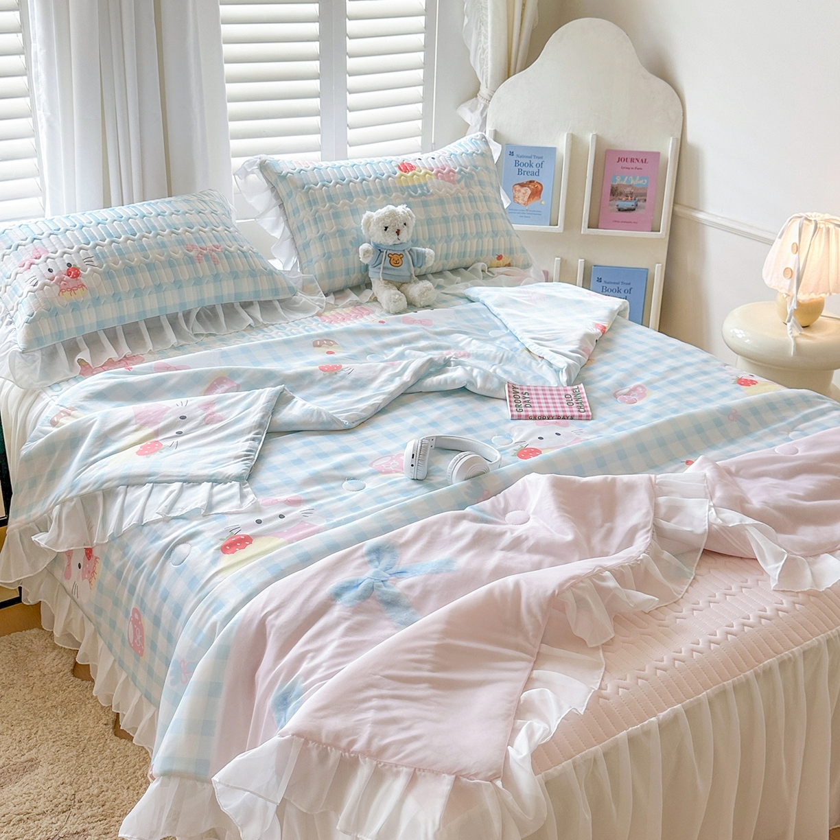 91家纺网 家纺一手货源 找家纺 慕澄2026新款小版印花床裙款乳胶凉席凉感丝夏被四件套 粉蓝乐园