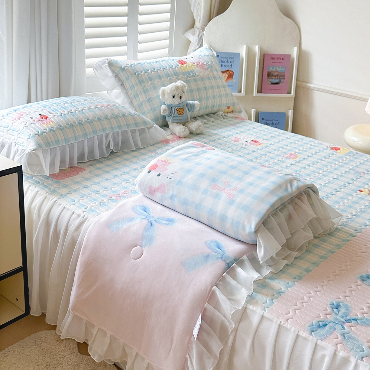 91家纺网 家纺一手货源 找家纺 慕澄2026新款小版印花床裙款乳胶凉席凉感丝夏被四件套 粉蓝乐园