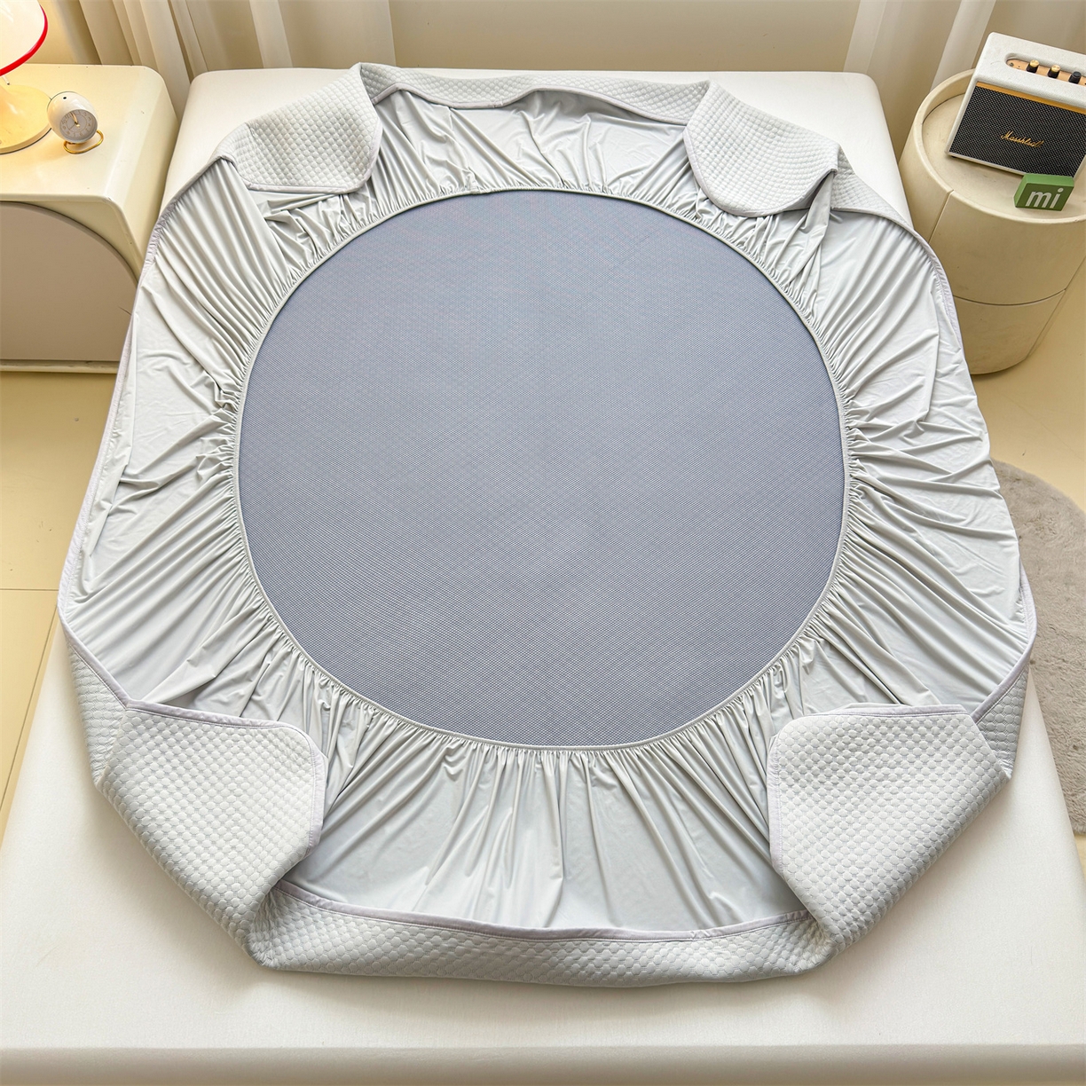 91家纺网 家纺一手货源 找家纺 雯豆家纺 2026新款夏季绣花三明治凉豆豆压花床笠三件套加厚床罩床垫保护套 背带熊床笠款-银灰