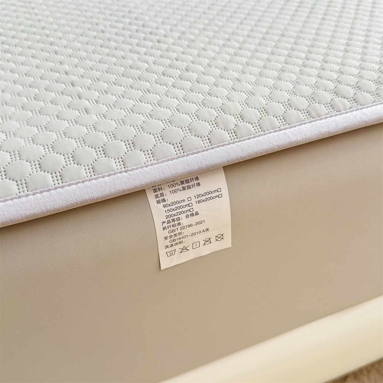 91家纺网 家纺一手货源 找家纺 雯豆家纺 2026新款夏季绣花三明治凉豆豆压花床笠三件套加厚床罩床垫保护套 背带熊床笠款-银灰