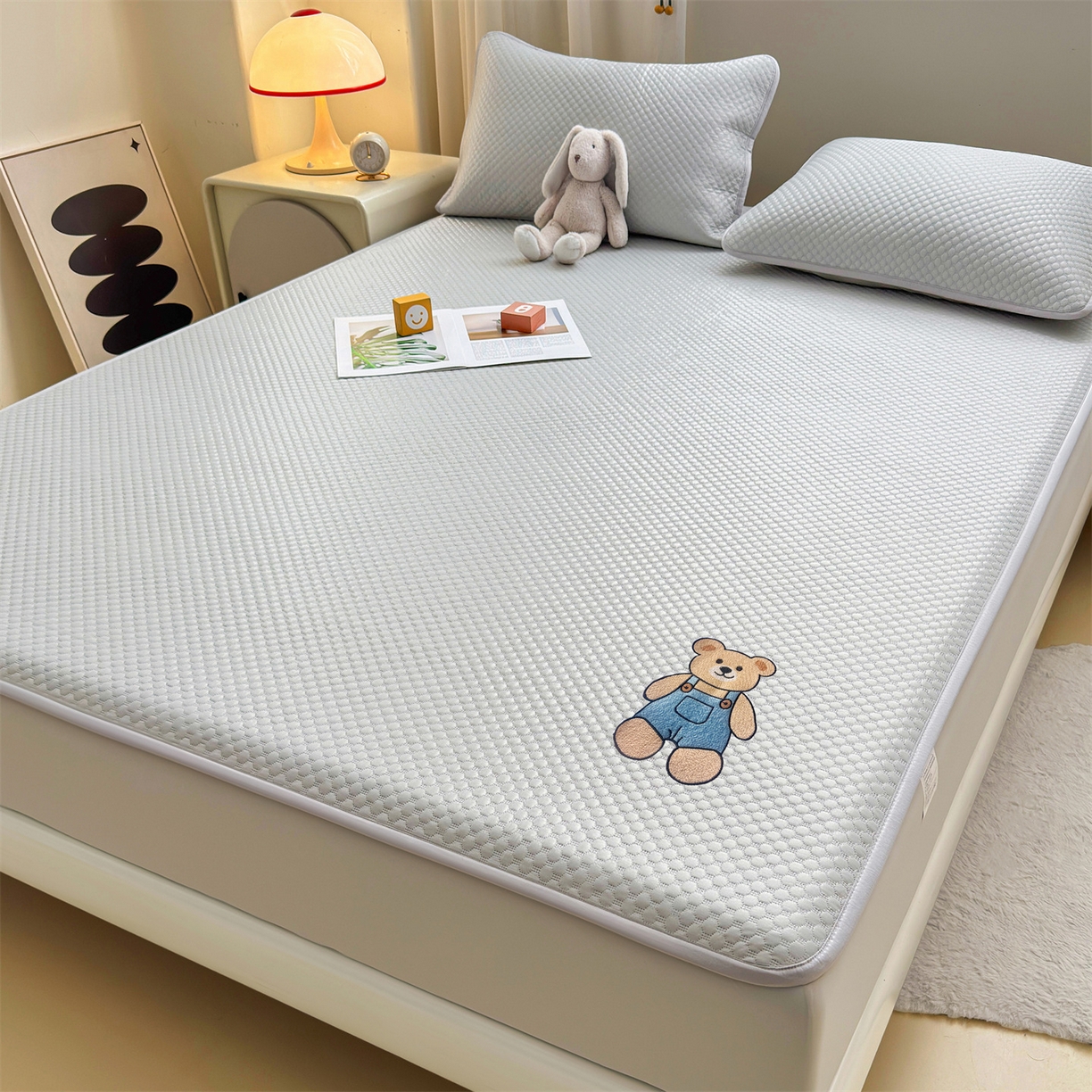 91家纺网 家纺一手货源 找家纺 雯豆家纺 2026新款夏季绣花三明治凉豆豆压花床笠三件套加厚床罩床垫保护套 背带熊床笠款-银灰