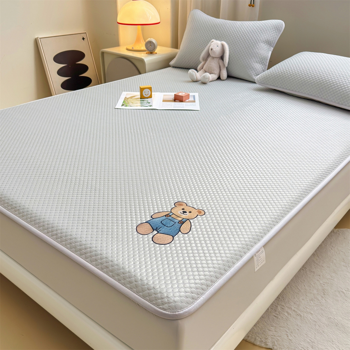 91家纺网 家纺一手货源 找家纺 雯豆家纺 2026新款夏季绣花三明治凉豆豆压花床笠三件套加厚床罩床垫保护套 背带熊床笠款-银灰