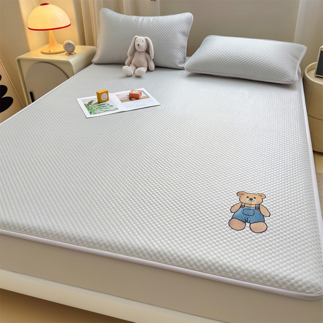 91家纺网 家纺一手货源 找家纺 雯豆家纺 2026新款夏季绣花三明治凉豆豆压花床笠三件套加厚床罩床垫保护套 背带熊床笠款-银灰