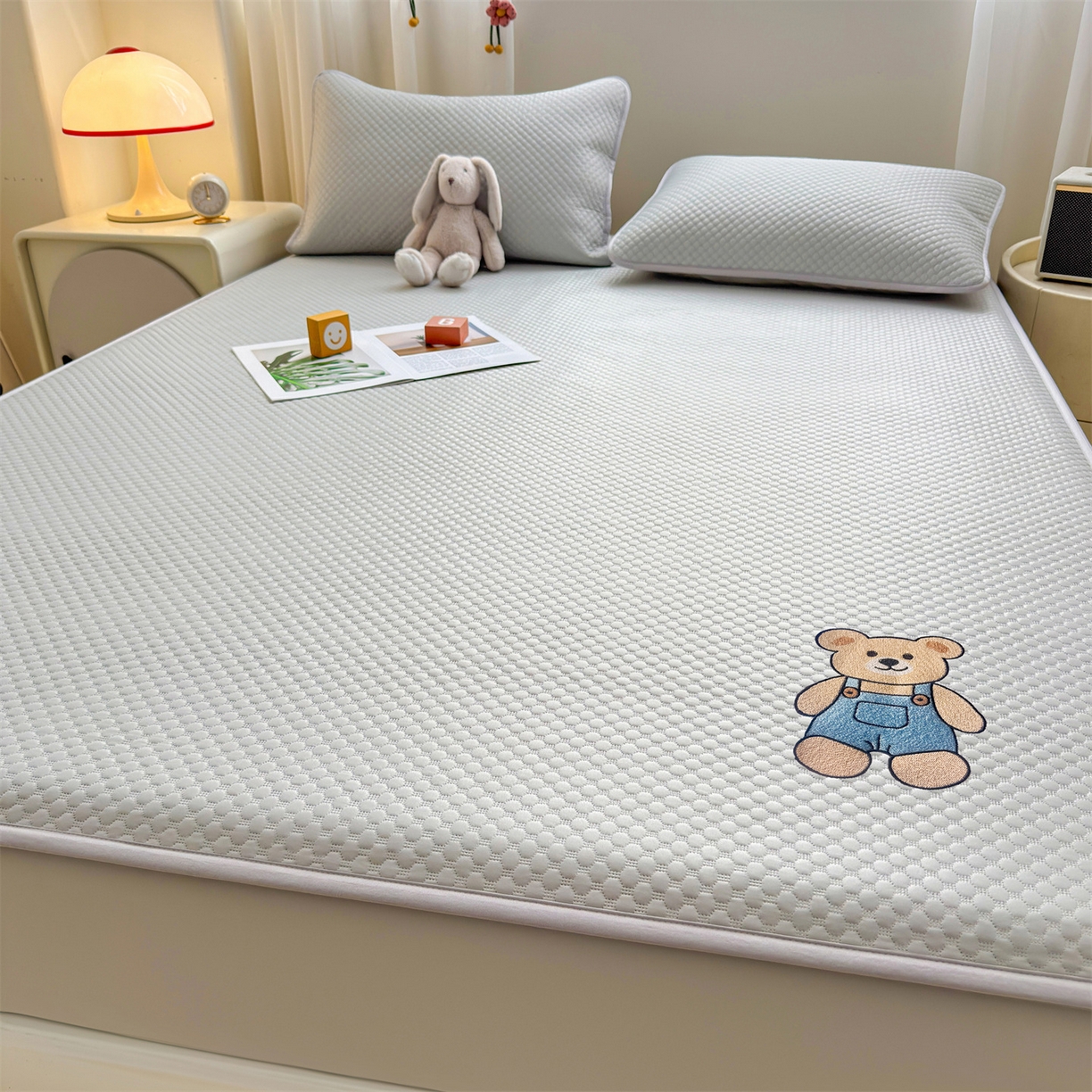 91家纺网 家纺一手货源 找家纺 雯豆家纺 2026新款夏季绣花三明治凉豆豆压花床笠三件套加厚床罩床垫保护套 背带熊床笠款-银灰