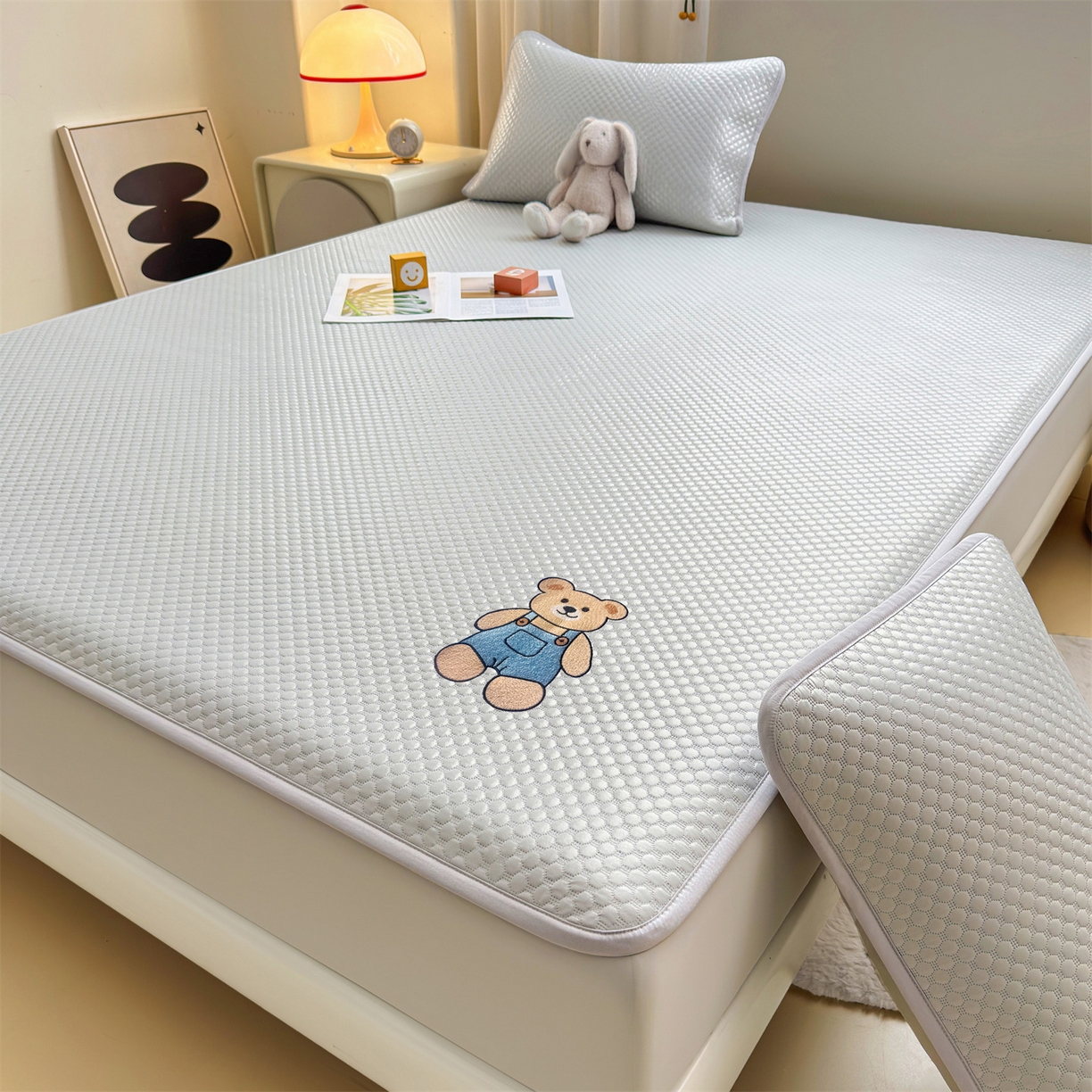 91家纺网 家纺一手货源 找家纺 雯豆家纺 2026新款夏季绣花三明治凉豆豆压花床笠三件套加厚床罩床垫保护套 背带熊床笠款-银灰