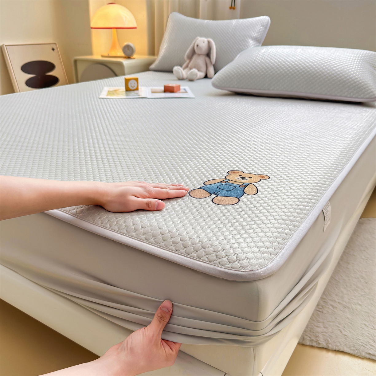 91家纺网 家纺一手货源 找家纺 雯豆家纺 2026新款夏季绣花三明治凉豆豆压花床笠三件套加厚床罩床垫保护套 背带熊床笠款-银灰