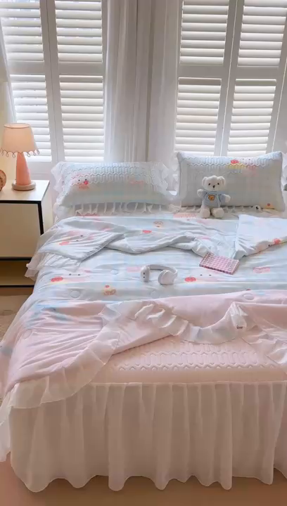 91家纺网 家纺一手货源 找家纺 慕澄2026新款小版印花床裙款乳胶凉席凉感丝夏被四件套 粉蓝乐园