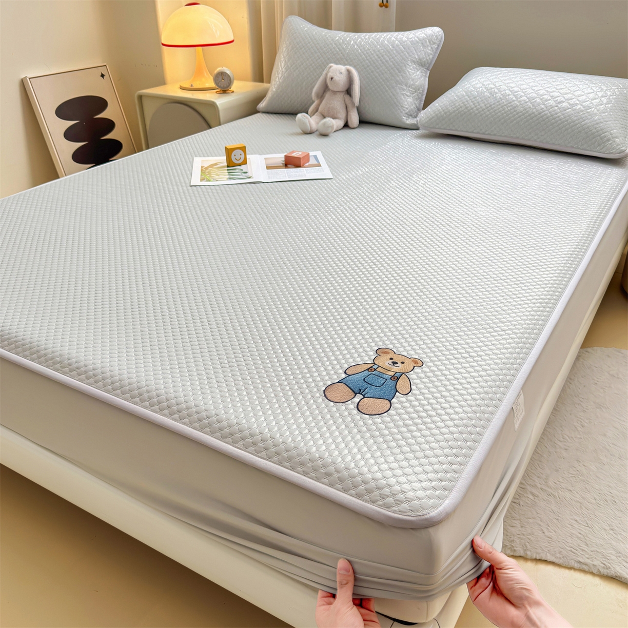 91家纺网 家纺一手货源 找家纺 雯豆家纺 2026新款夏季绣花三明治凉豆豆压花床笠三件套加厚床罩床垫保护套 背带熊床笠款-银灰