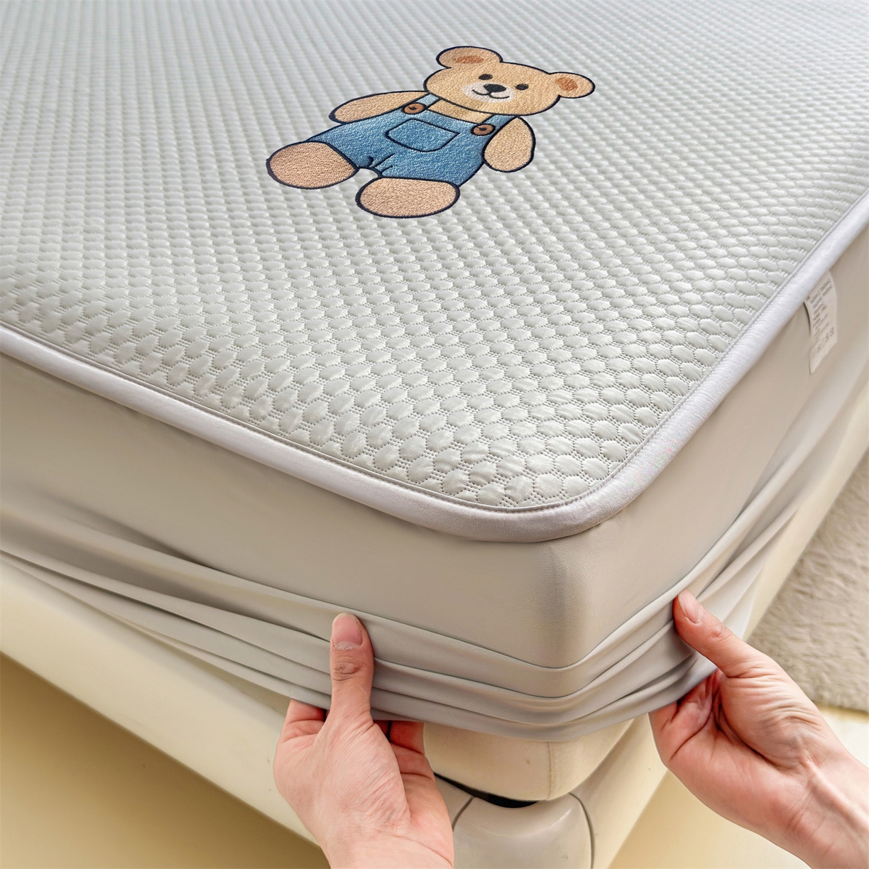 91家纺网 家纺一手货源 找家纺 雯豆家纺 2026新款夏季绣花三明治凉豆豆压花床笠三件套加厚床罩床垫保护套 背带熊床笠款-银灰