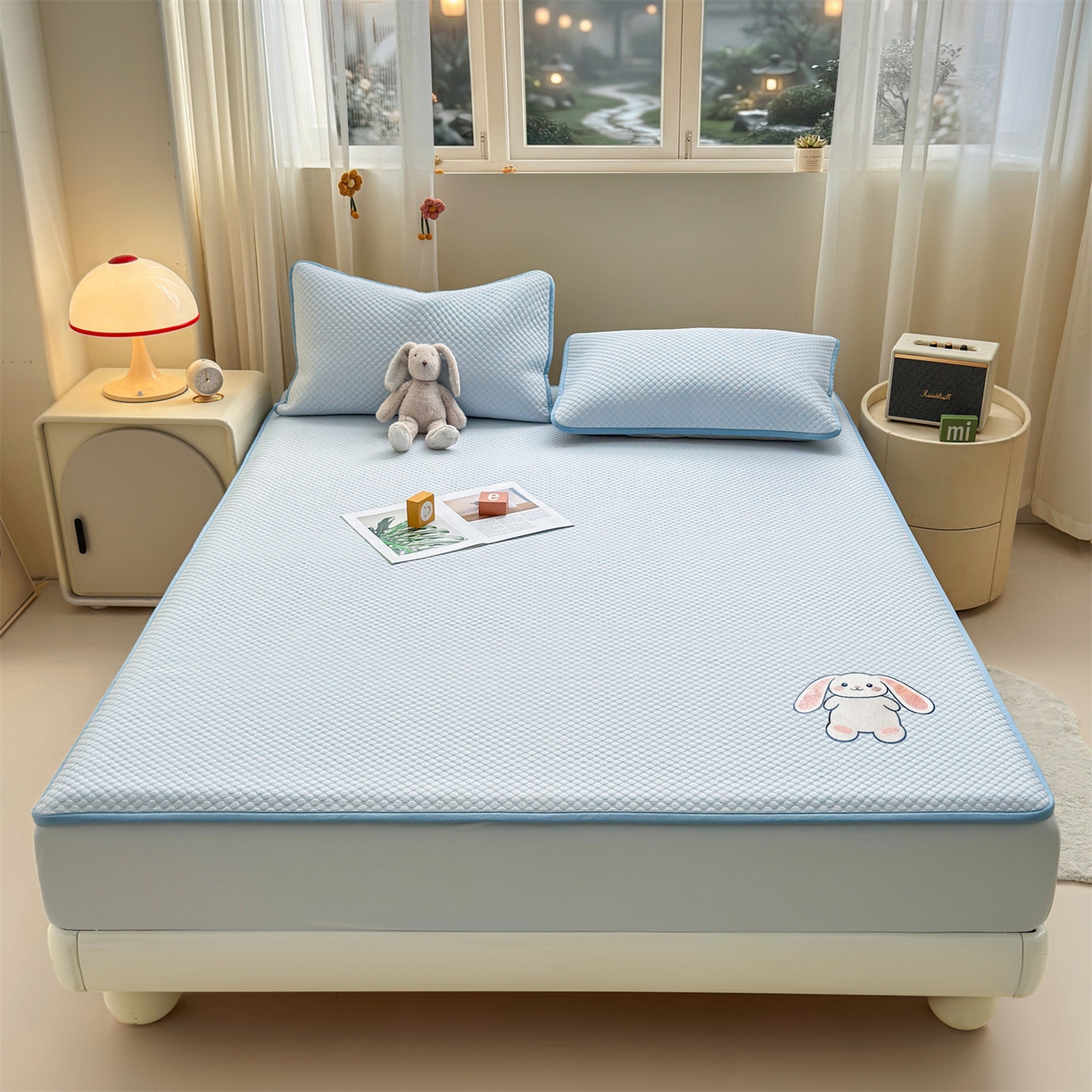 91家纺网 家纺一手货源 找家纺 雯豆家纺 2026新款夏季绣花三明治凉豆豆压花床笠三件套加厚床罩床垫保护套 大耳朵兔床笠款-冰蓝