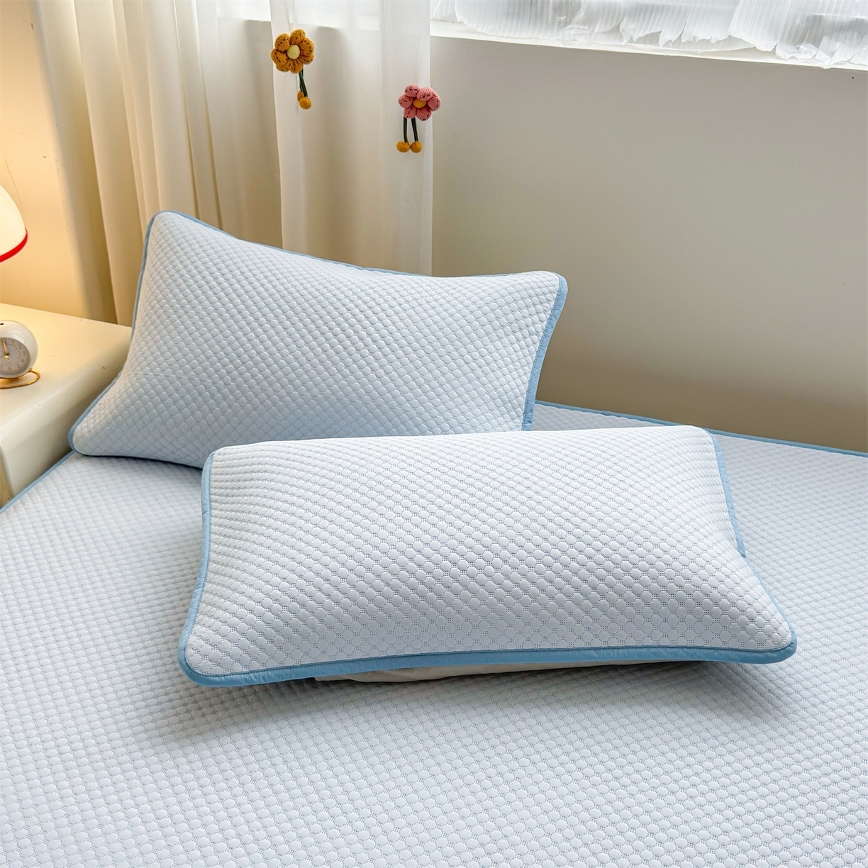 91家纺网 家纺一手货源 找家纺 雯豆家纺 2026新款夏季绣花三明治凉豆豆压花床笠三件套加厚床罩床垫保护套 大耳朵兔床笠款-冰蓝