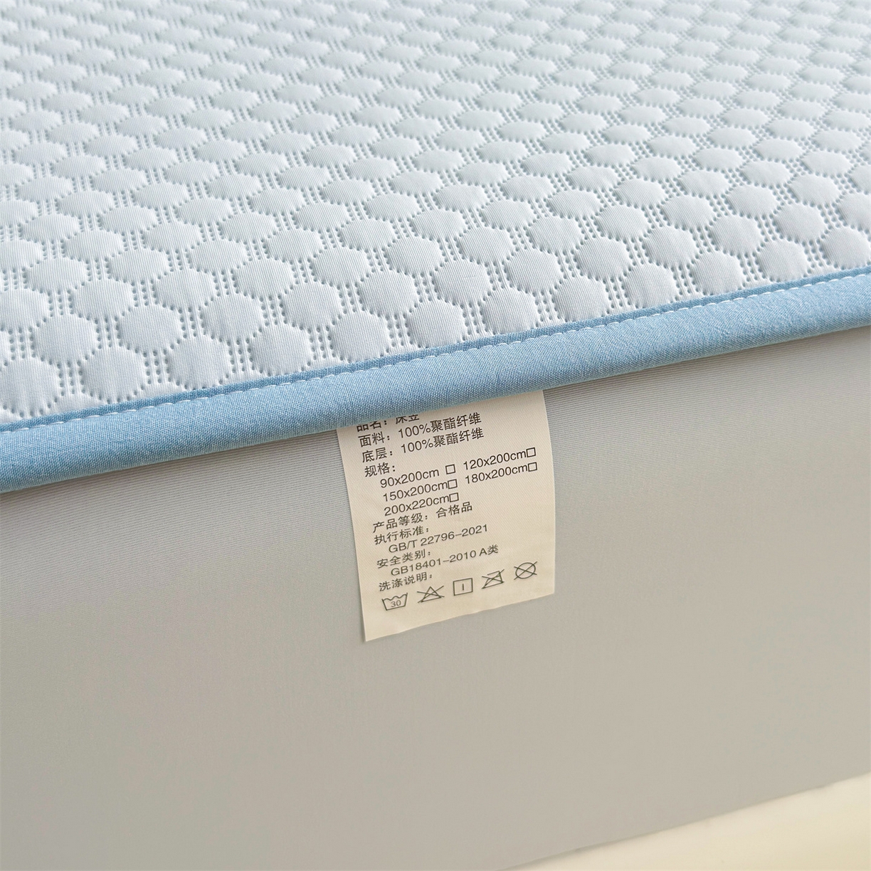 91家纺网 家纺一手货源 找家纺 雯豆家纺 2026新款夏季绣花三明治凉豆豆压花床笠三件套加厚床罩床垫保护套 大耳朵兔床笠款-冰蓝