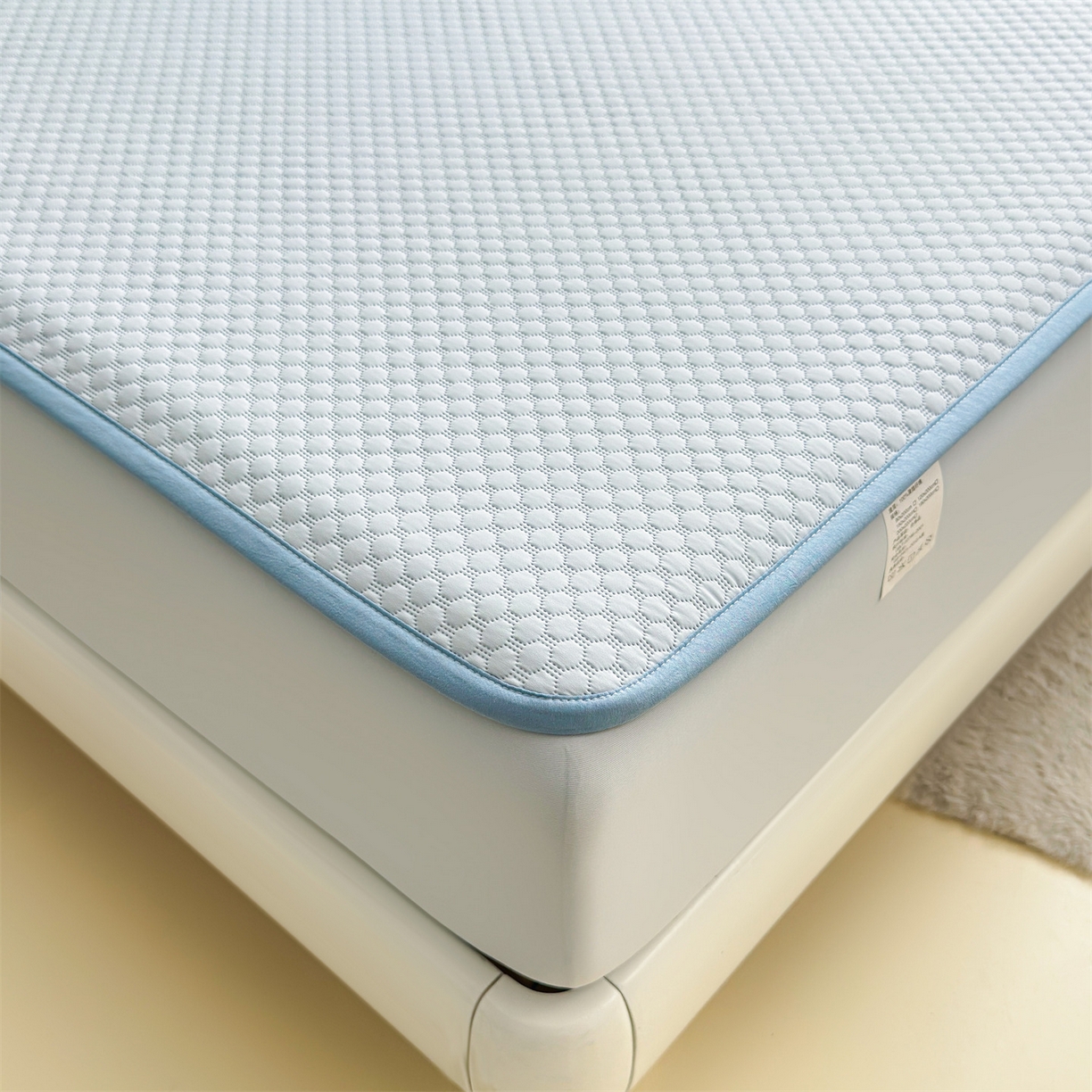 91家纺网 家纺一手货源 找家纺 雯豆家纺 2026新款夏季绣花三明治凉豆豆压花床笠三件套加厚床罩床垫保护套 大耳朵兔床笠款-冰蓝