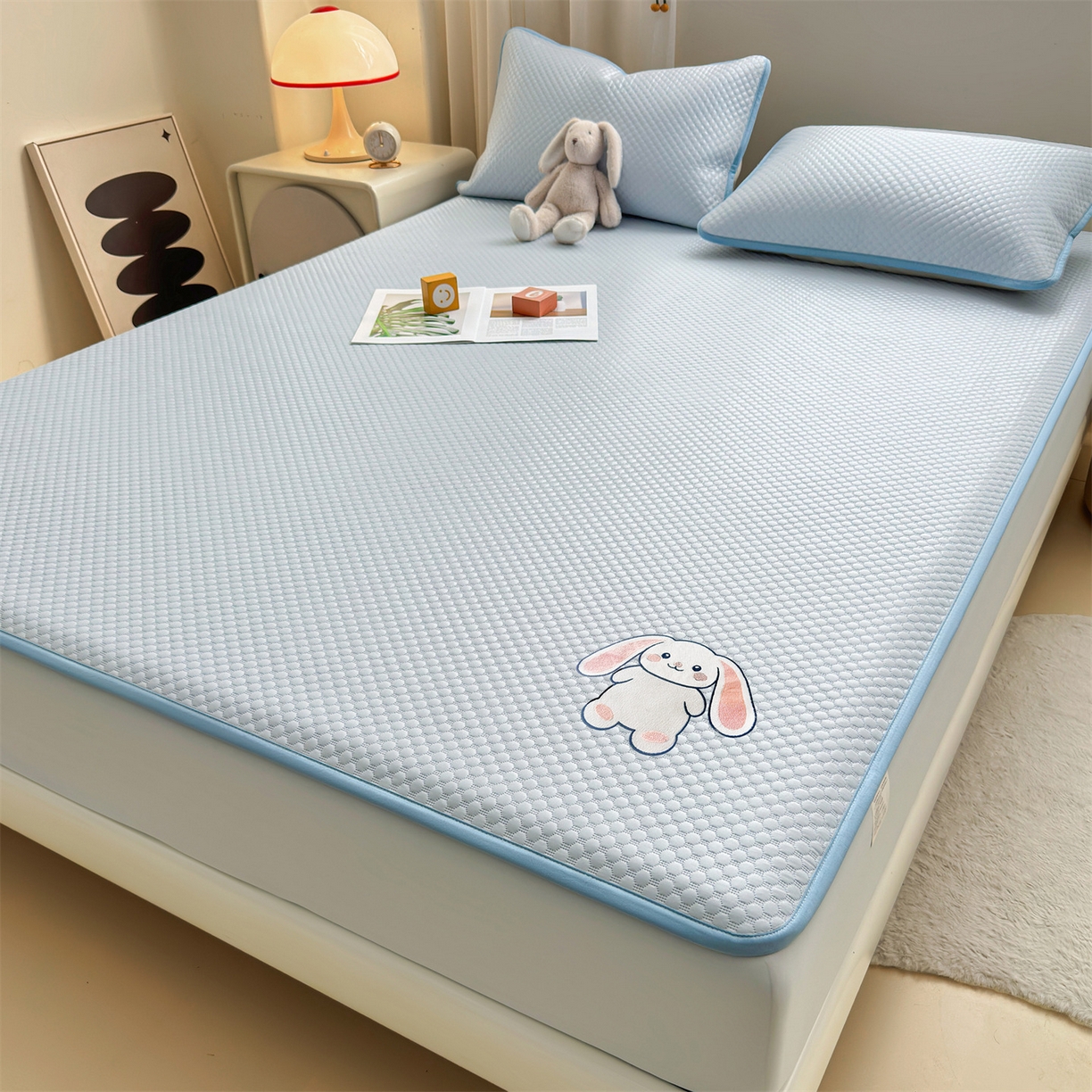 91家纺网 家纺一手货源 找家纺 雯豆家纺 2026新款夏季绣花三明治凉豆豆压花床笠三件套加厚床罩床垫保护套 大耳朵兔床笠款-冰蓝