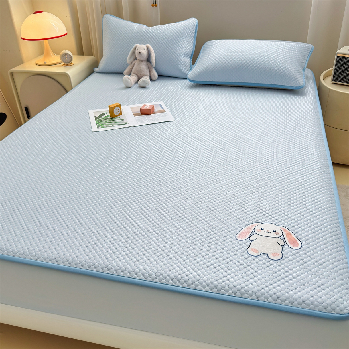 91家纺网 家纺一手货源 找家纺 雯豆家纺 2026新款夏季绣花三明治凉豆豆压花床笠三件套加厚床罩床垫保护套 大耳朵兔床笠款-冰蓝