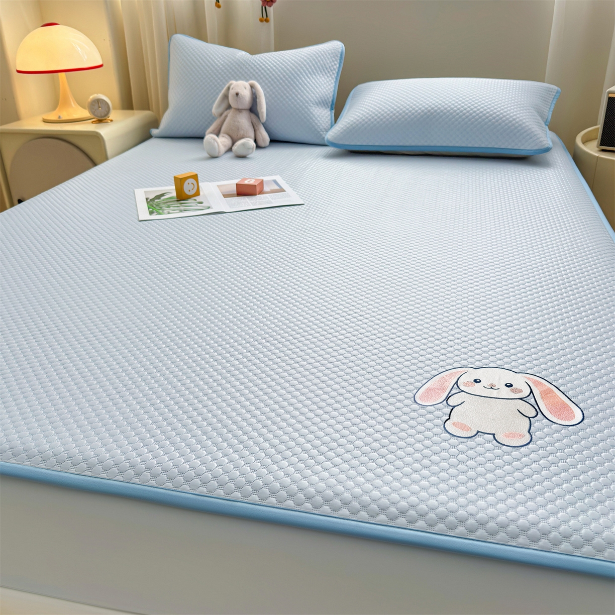 91家纺网 家纺一手货源 找家纺 雯豆家纺 2026新款夏季绣花三明治凉豆豆压花床笠三件套加厚床罩床垫保护套 大耳朵兔床笠款-冰蓝