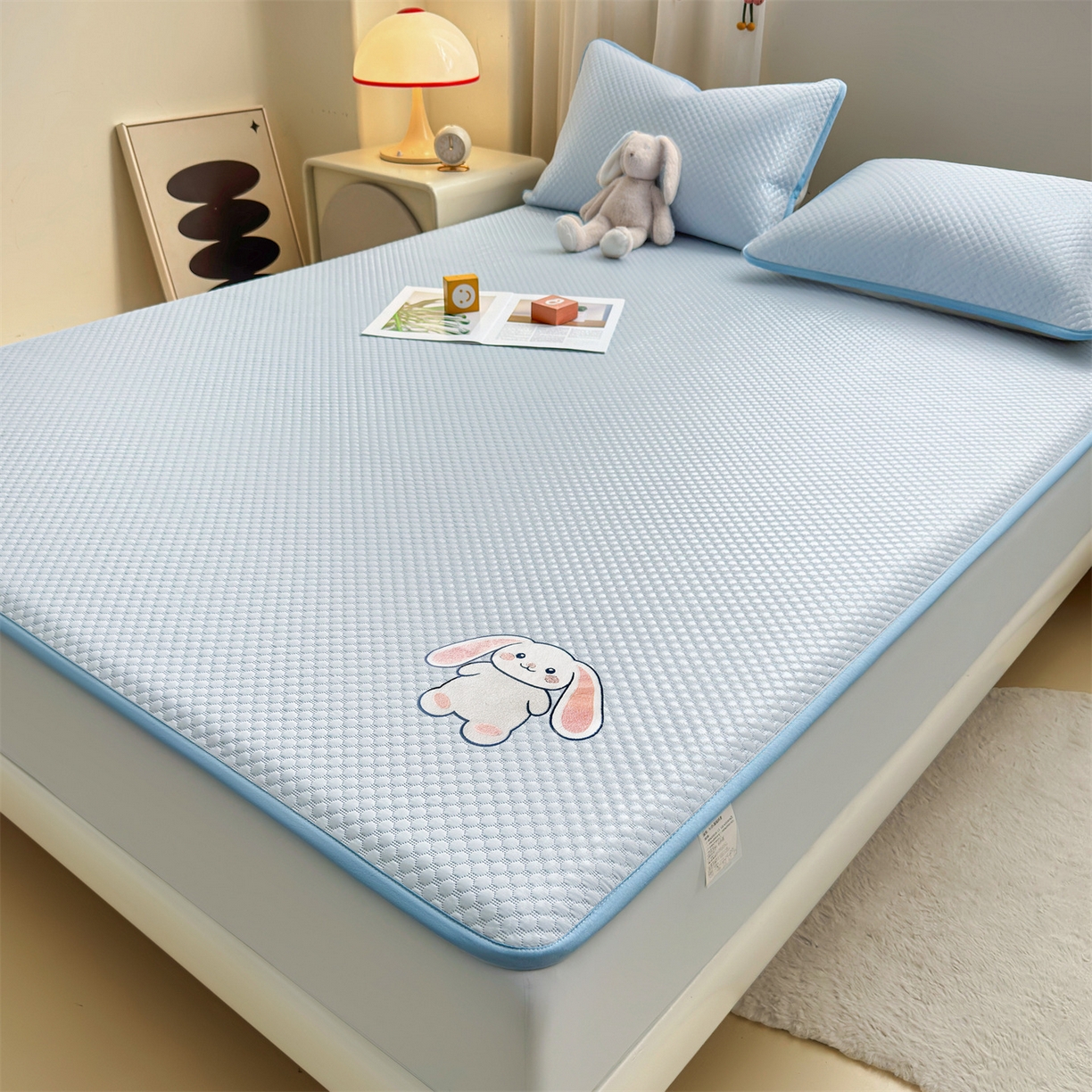 91家纺网 家纺一手货源 找家纺 雯豆家纺 2026新款夏季绣花三明治凉豆豆压花床笠三件套加厚床罩床垫保护套 大耳朵兔床笠款-冰蓝