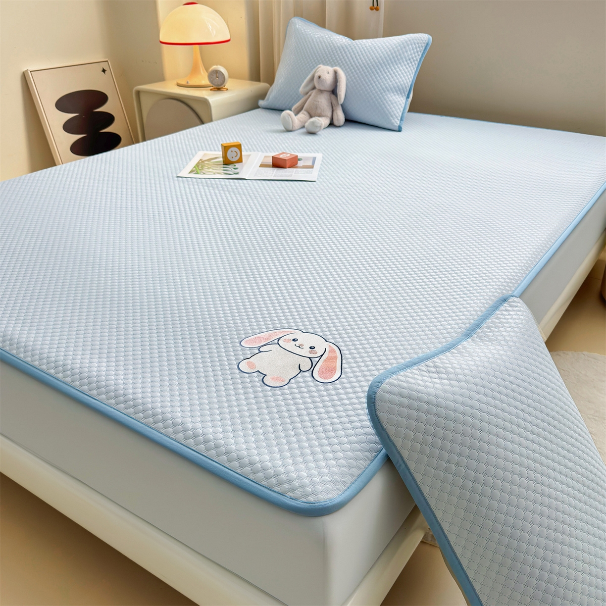 91家纺网 家纺一手货源 找家纺 雯豆家纺 2026新款夏季绣花三明治凉豆豆压花床笠三件套加厚床罩床垫保护套 大耳朵兔床笠款-冰蓝