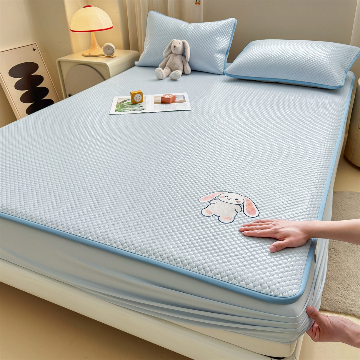 91家纺网 家纺一手货源 找家纺 雯豆家纺 2026新款夏季绣花三明治凉豆豆压花床笠三件套加厚床罩床垫保护套 大耳朵兔床笠款-冰蓝