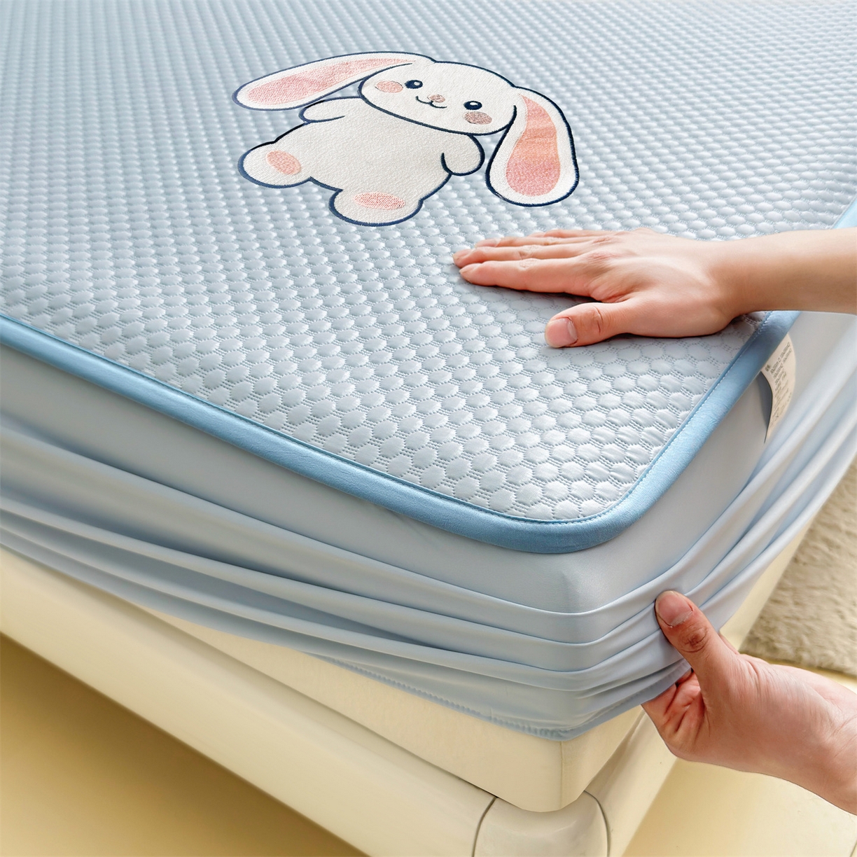 91家纺网 家纺一手货源 找家纺 雯豆家纺 2026新款夏季绣花三明治凉豆豆压花床笠三件套加厚床罩床垫保护套 大耳朵兔床笠款-冰蓝