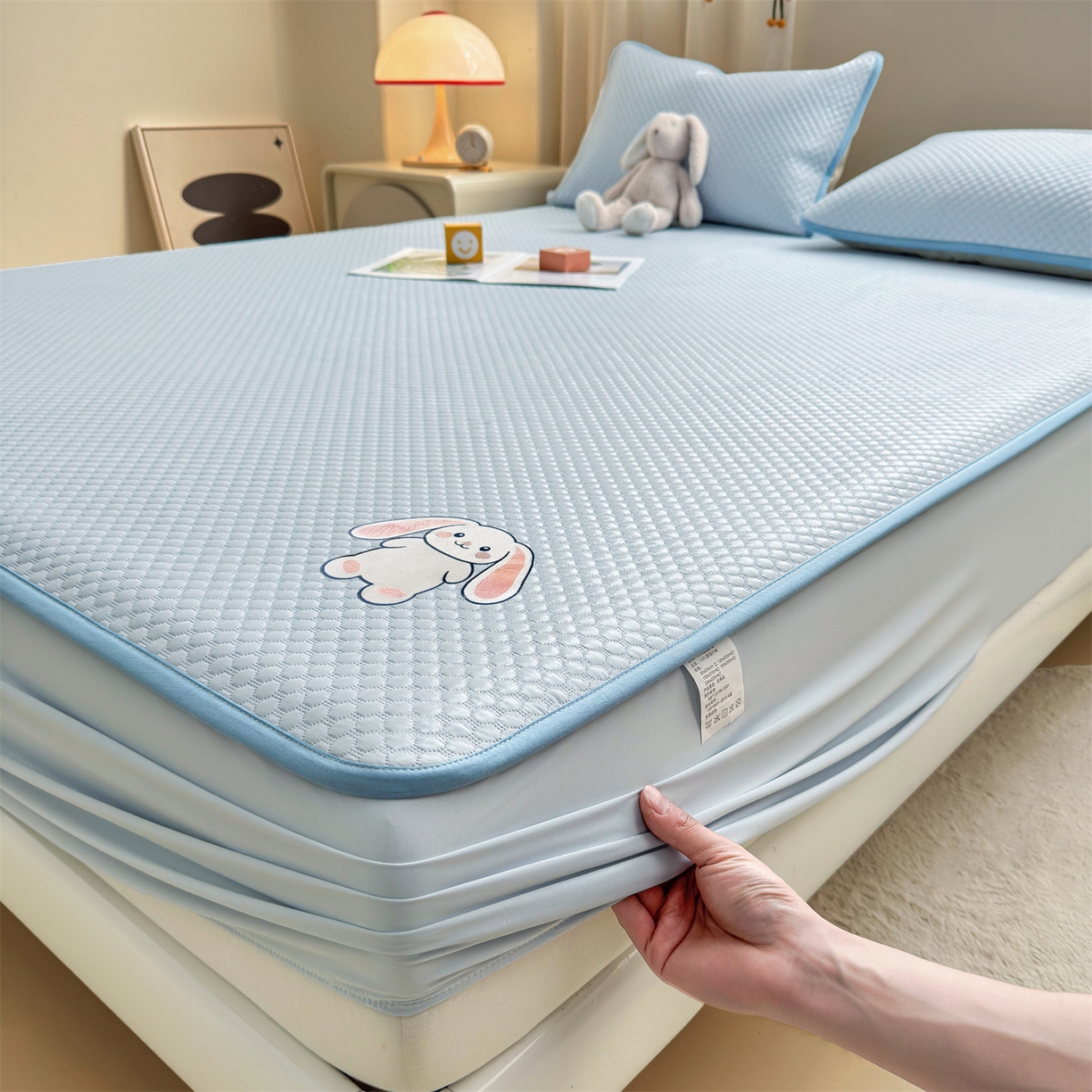 91家纺网 家纺一手货源 找家纺 雯豆家纺 2026新款夏季绣花三明治凉豆豆压花床笠三件套加厚床罩床垫保护套 大耳朵兔床笠款-冰蓝