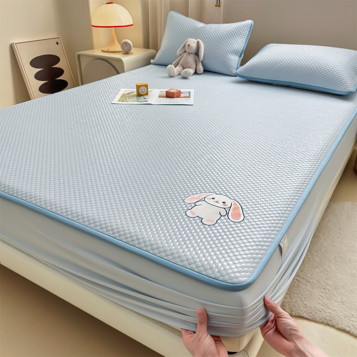 91家纺网 家纺一手货源 找家纺 雯豆家纺 2026新款夏季绣花三明治凉豆豆压花床笠三件套加厚床罩床垫保护套 大耳朵兔床笠款-冰蓝