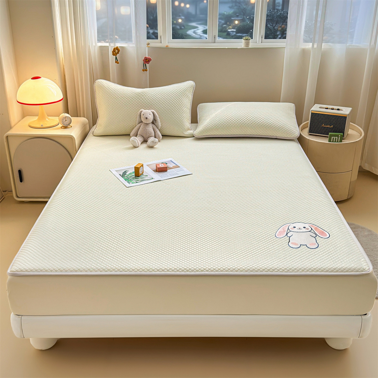 91家纺网 家纺一手货源 找家纺 雯豆家纺 2026新款夏季绣花三明治凉豆豆压花床笠三件套加厚床罩床垫保护套 大耳朵兔床笠款-米黄