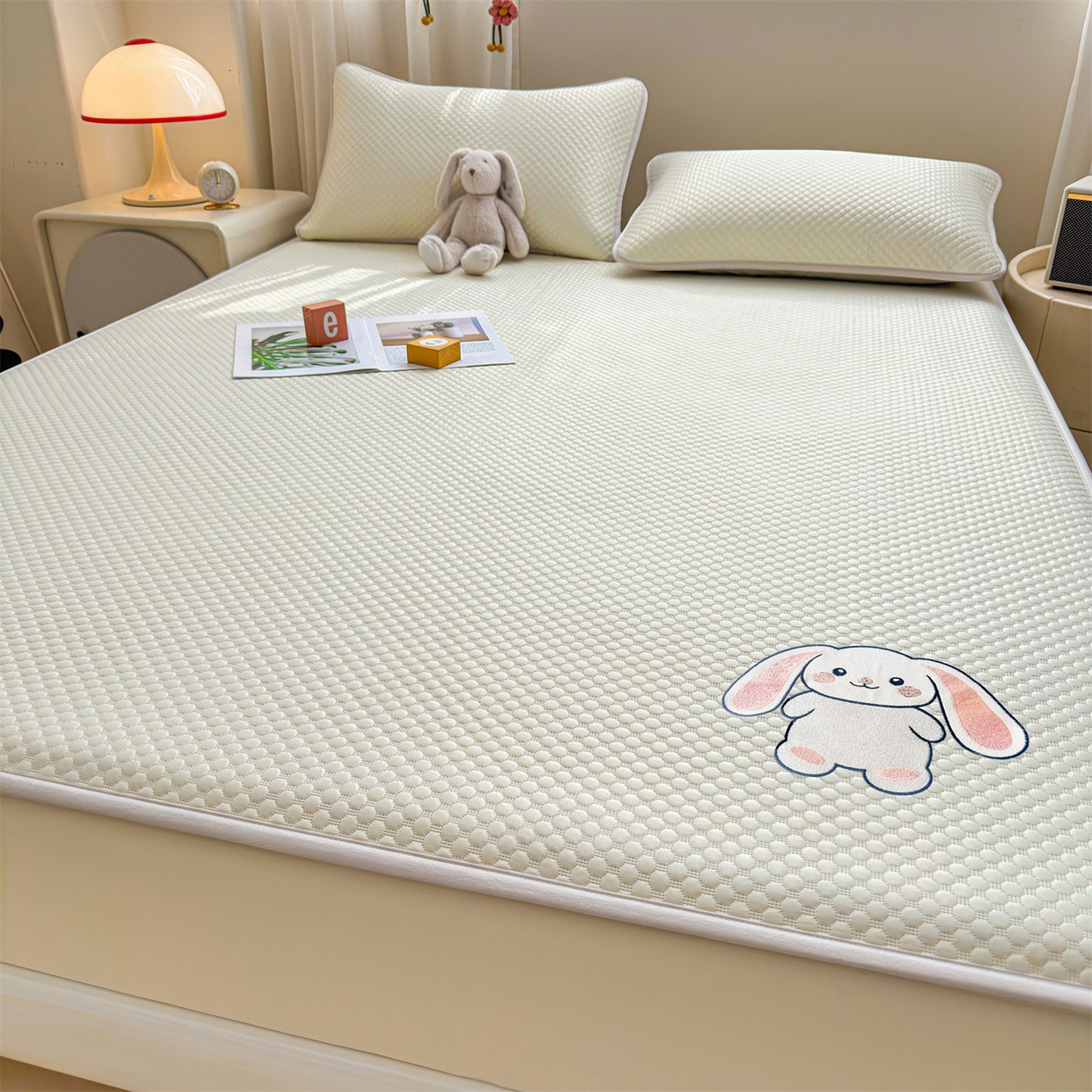 91家纺网 家纺一手货源 找家纺 雯豆家纺 2026新款夏季绣花三明治凉豆豆压花床笠三件套加厚床罩床垫保护套 大耳朵兔床笠款-米黄