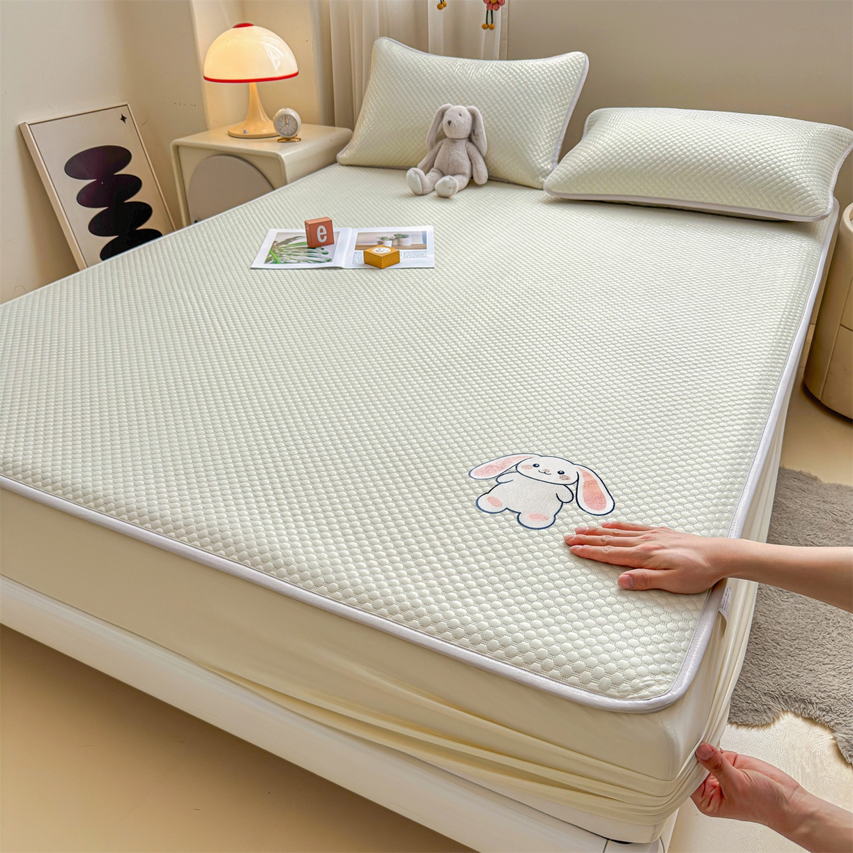 91家纺网 家纺一手货源 找家纺 雯豆家纺 2026新款夏季绣花三明治凉豆豆压花床笠三件套加厚床罩床垫保护套 大耳朵兔床笠款-米黄