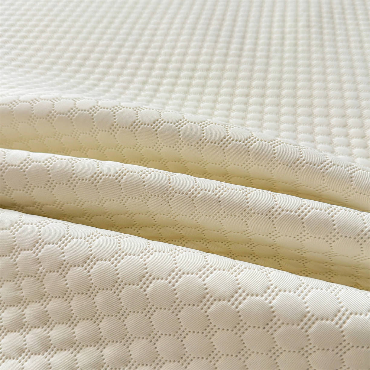 91家纺网 家纺一手货源 找家纺 雯豆家纺 2026新款夏季绣花三明治凉豆豆压花床笠三件套加厚床罩床垫保护套 大耳朵兔床笠款-米黄